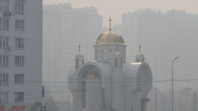 Wildfires blanket Kyiv in thick smog